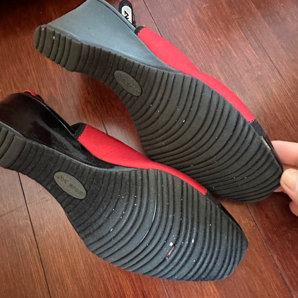 Anne Klein 8.5M Red and Black Wedge - Picture 7 of 11